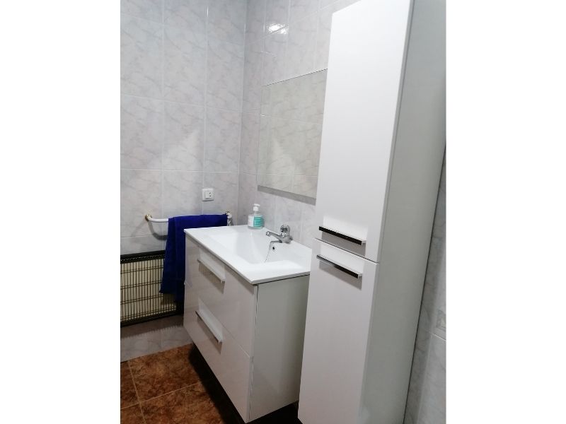 Foto de cliente de Mueble de Baño Blanco Aruba con Columna (Incluye Lavabo y Espejo)