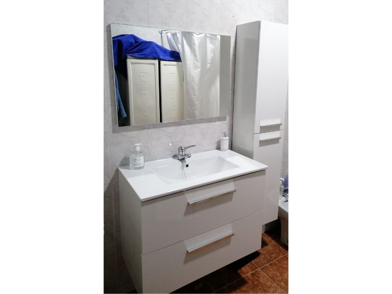 Foto de cliente de Mueble de Baño Blanco Aruba con Columna (Incluye Lavabo y Espejo)