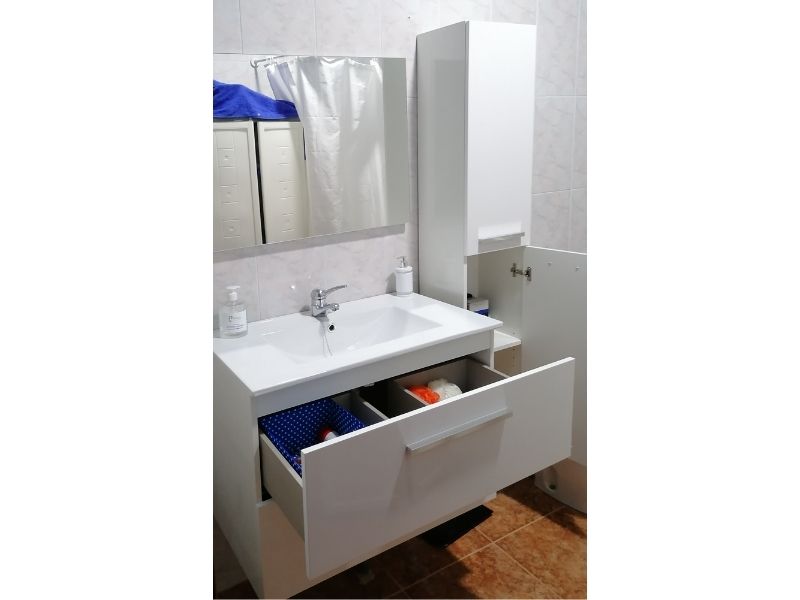 Foto de cliente de Mueble de Baño Blanco Aruba con Columna (Incluye Lavabo y Espejo)