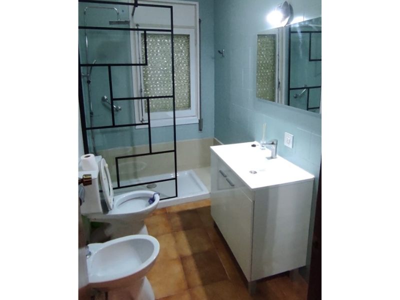 Foto de cliente de Mueble de Baño Pack Blanco Brillo con columna (Incluye Lavabo y Espejo) 81x46 cm