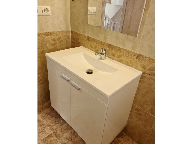 Foto de cliente de Mueble de Baño Pack Blanco Brillo con columna (Incluye Lavabo y Espejo) 81x46 cm