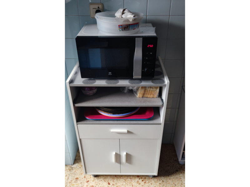 Foto de cliente de Mueble Auxiliar Microondas Con Ruedas Color Blanco 59x92x40 cm