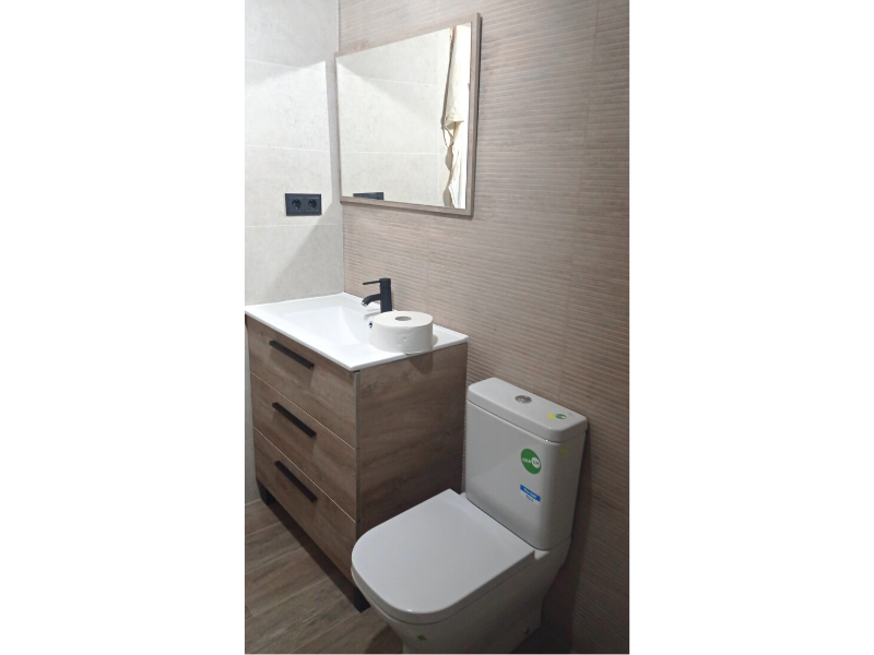 Foto de cliente de Mueble de Baño con Patas Athena y 3 Cajones 80 cm (Lavamanos Opcional)