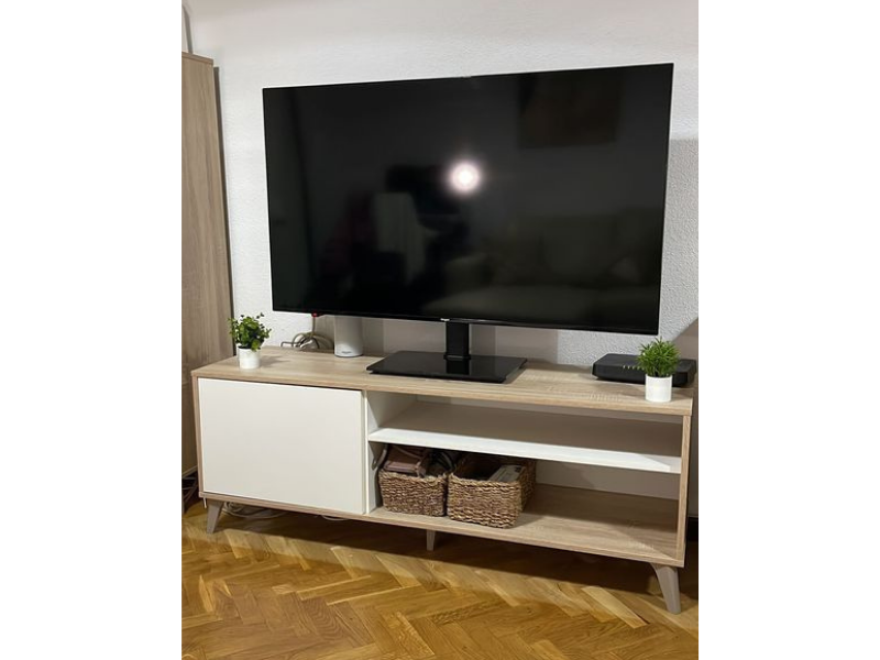 Foto de cliente de Mueble para TV Kikua Plus 135 cm con estante roble y blanco salón