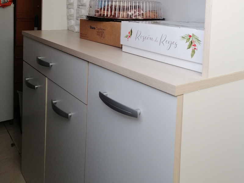Foto de cliente de Armario aparador blanco cocina 6 puertas. Blanco y roble 101x185 cm