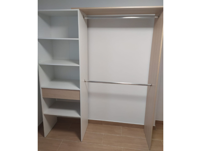 Foto de cliente de Vestidor 2 Barras 1 Cajón Roble y Blanco 158x187 cm