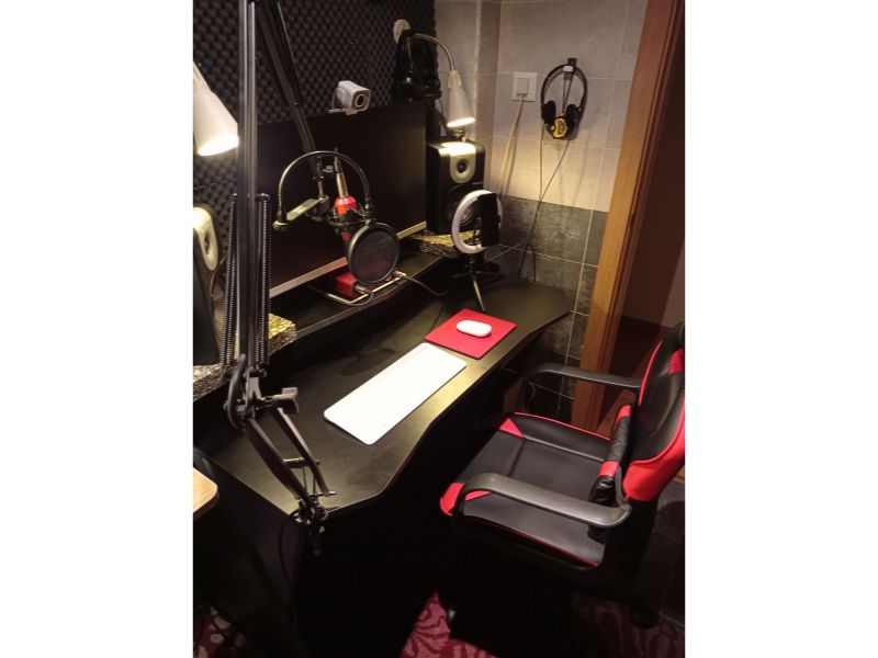 Foto de cliente de Mesa gamer Skin gris y negro soporte cascos 124 cm