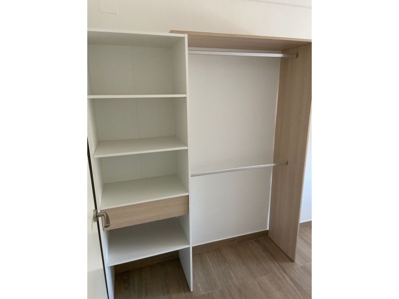 Foto de cliente de Vestidor 2 Barras 1 Cajón Roble y Blanco 158x187 cm