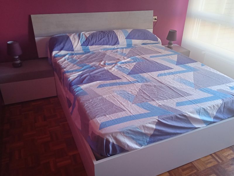 Foto de cliente de Cabecero de Cama con Mesita Moderno Cemento 298 cm