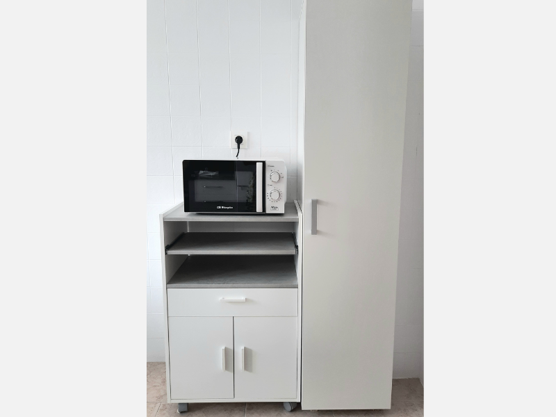 Foto de cliente de Mueble Auxiliar Microondas Con Ruedas Color Blanco 59x92x40 cm