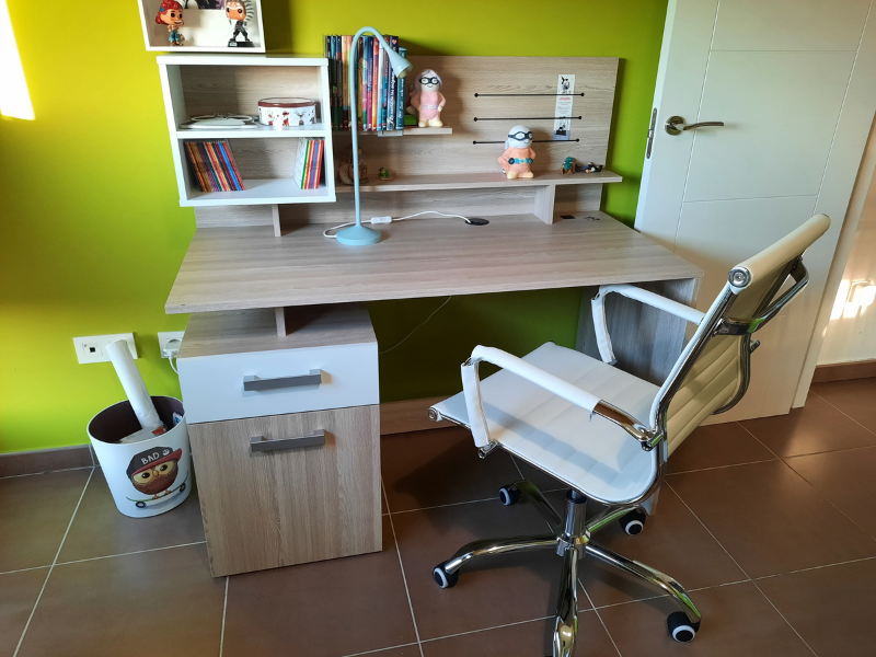 Foto de cliente de Escritorio Malicia con altillo roble y blanco 123 cm
