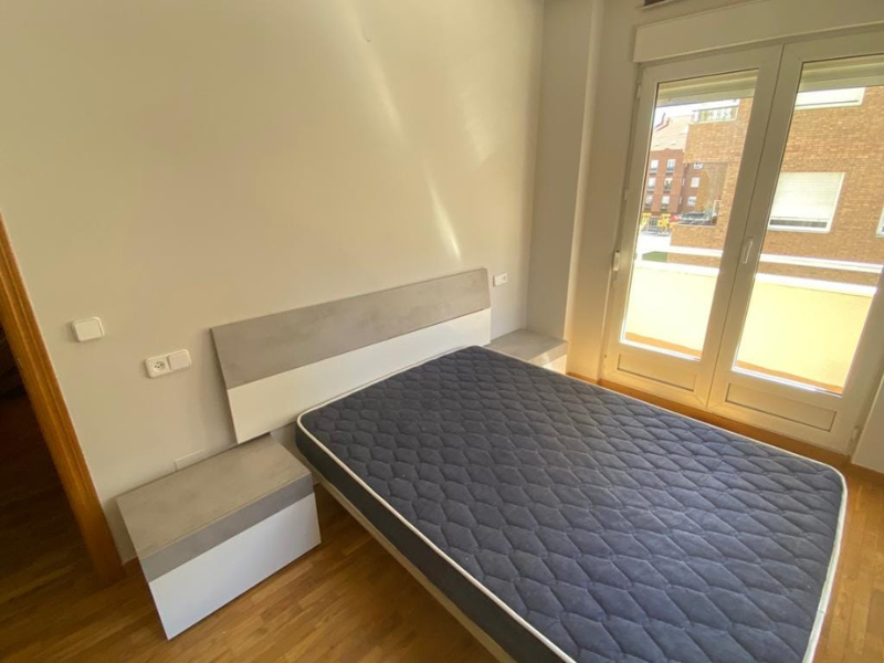 Foto de cliente de Cabecero de Cama con Mesita Moderno Cemento 298 cm