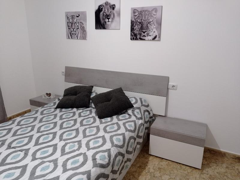 Foto de cliente de Cabecero de Cama con Mesita Moderno Cemento 298 cm