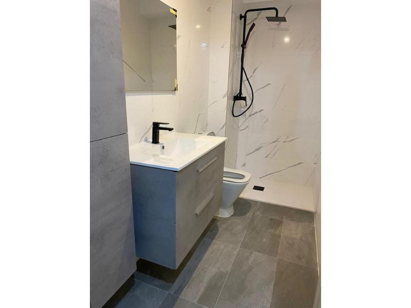 Foto de cliente de Mueble de Baño Pack Cemento con Columna (Incluye Lavabo y Espejo)