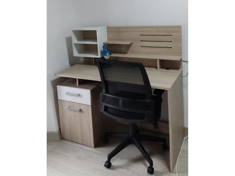 Foto de cliente de Escritorio Malicia con altillo roble y blanco 123 cm