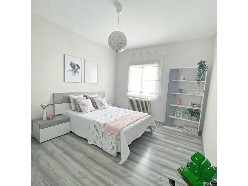 Foto de cliente de Cabecero de Cama con Mesita Moderno Cemento 298 cm