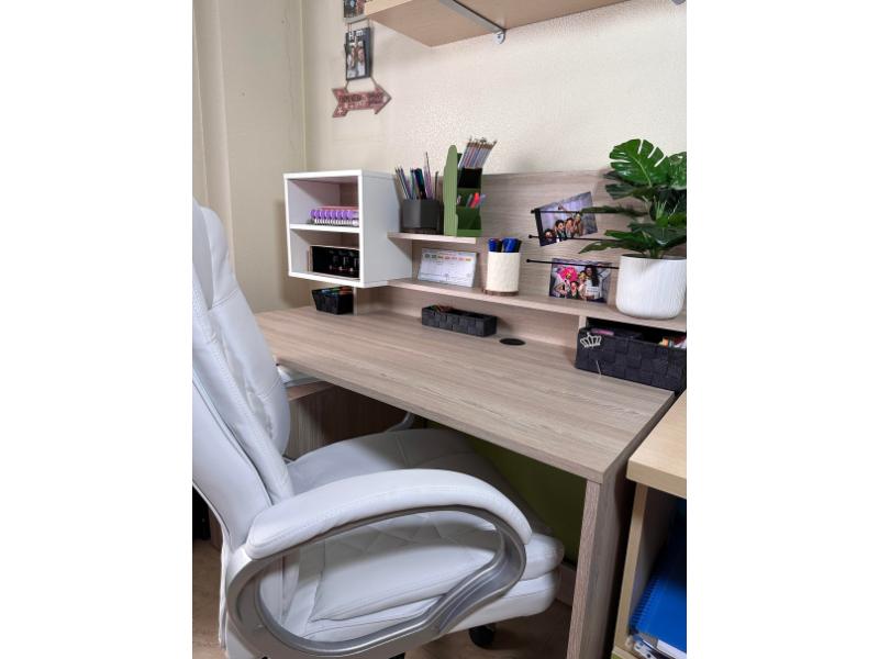 Foto de cliente de Escritorio Malicia con altillo roble y blanco 123 cm