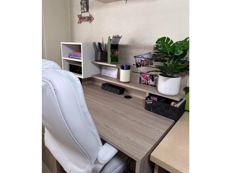 Foto de cliente de Escritorio Malicia con altillo roble y blanco 123 cm
