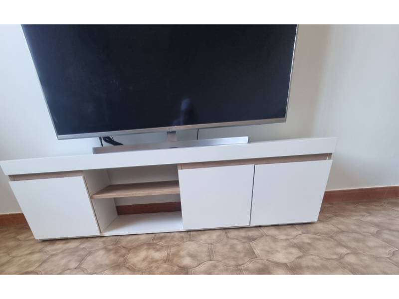 Foto de cliente de Mesa TV Elis 160 cm 3 puertas 2 huecos