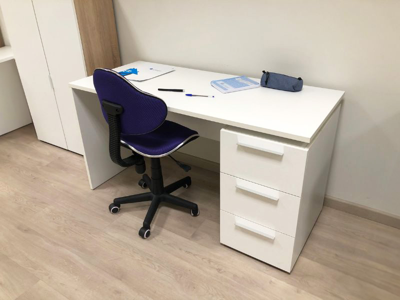 Foto de cliente de Escritorio color blanco con 3 cajones 138 cm