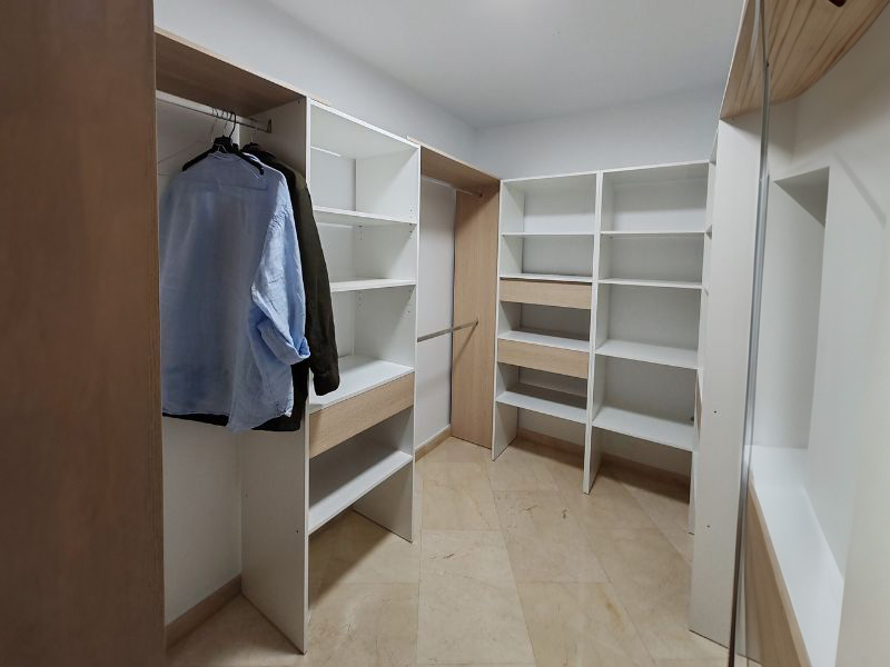 Foto de cliente de Vestidor 2 Barras 1 Cajón Roble y Blanco 158x187 cm