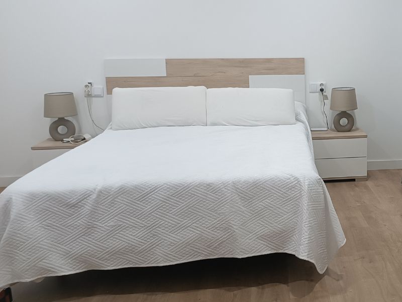 Foto de cliente de Cabecero de Cama con Mesita Erika 270 cm