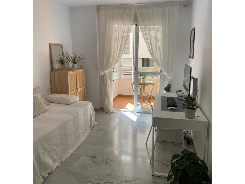 Foto de cliente de Mesa Escritorio Estudio Oficina Color Blanco Nexus Con Puerto USB 135 cm