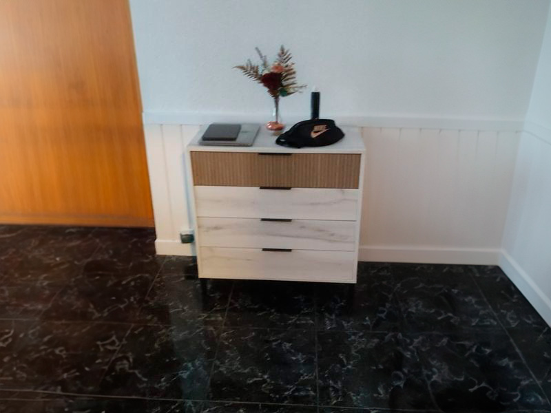 Foto de cliente de Cómoda Arles 4 Cajones Blanco Albo y Roble Rayado 80x80 cm