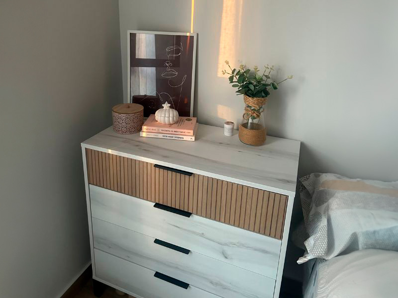 Foto de cliente de Cómoda Arles 4 Cajones Blanco Albo y Roble Rayado 80x80 cm