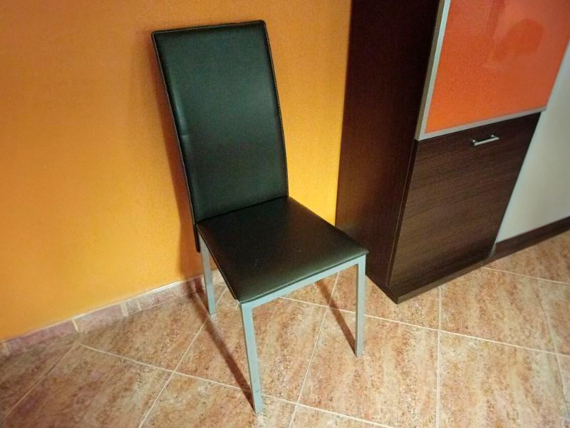 Foto de cliente de Silla Salón Moderna Saona Color Negro y Gris Metalizado