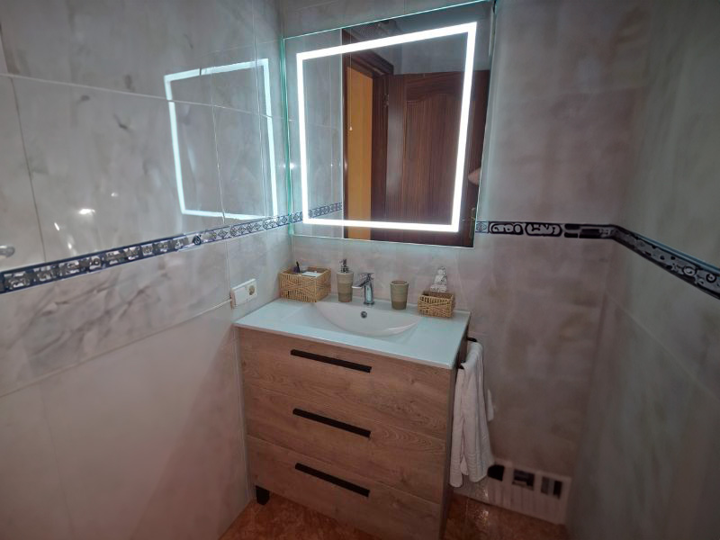 Foto de cliente de Mueble de Baño con Patas Athena y 3 Cajones 80 cm (Lavamanos Opcional)