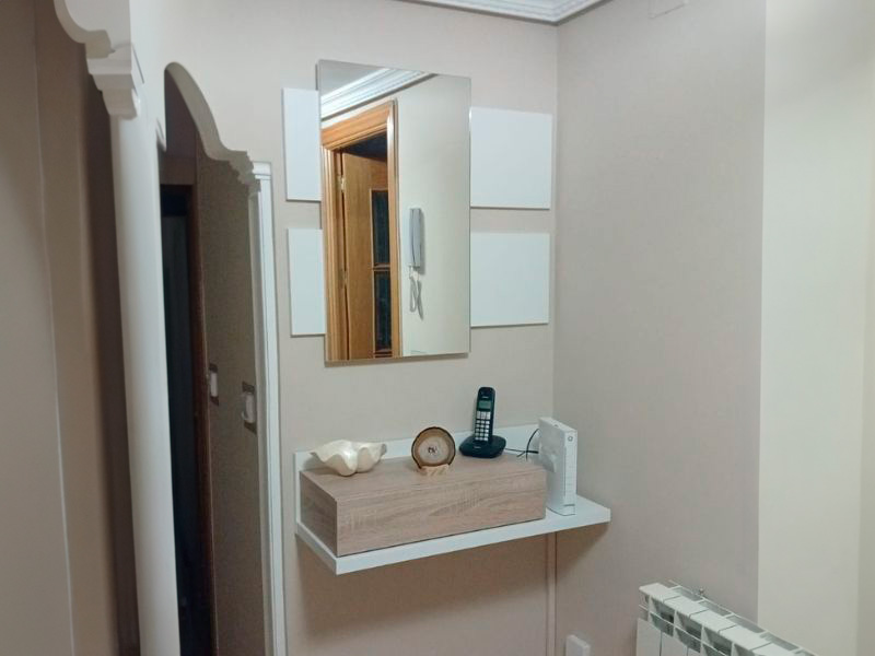 Foto de cliente de Mueble de Entrada Recibidor Moderno Tekkan con Espejo Blanco Y Roble 75 cm