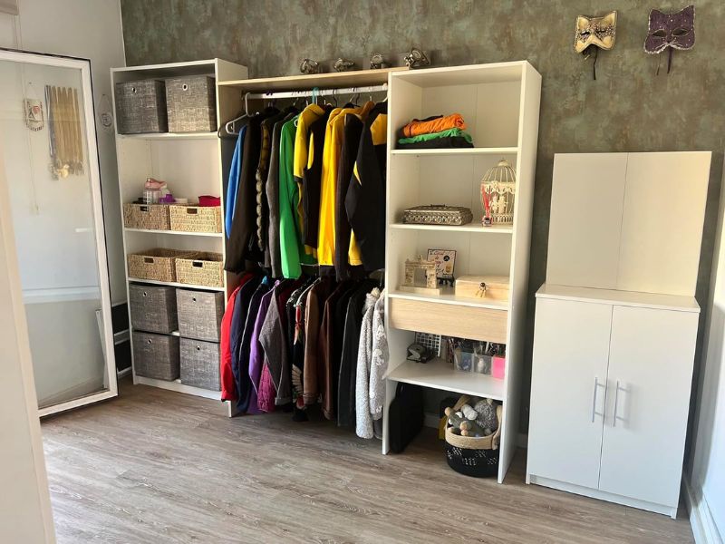 Foto de cliente de Vestidor 2 Barras 1 Cajón Roble y Blanco 158x187 cm
