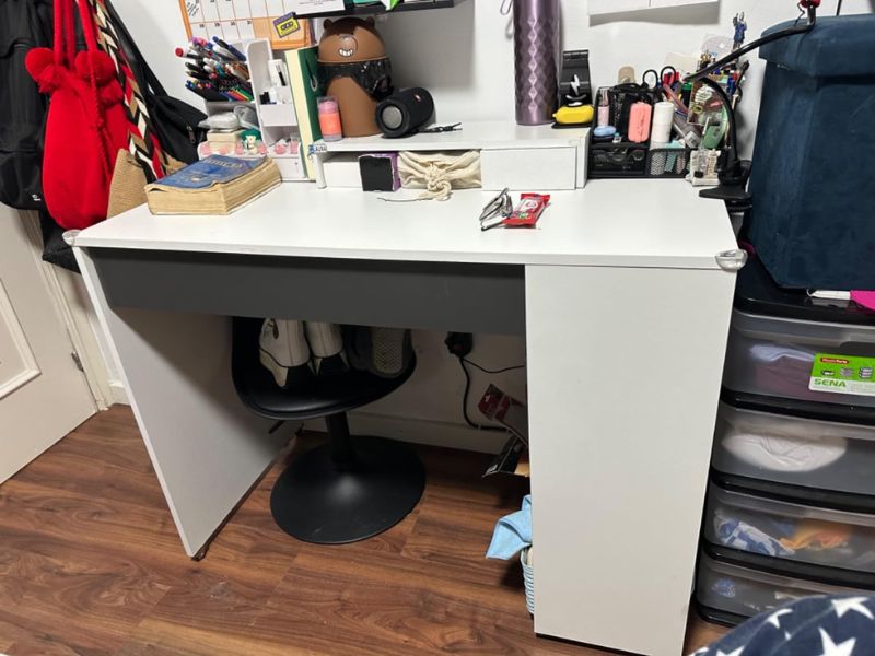Foto de cliente de Escritorio Masster 1 cajón blanca y gris 101 cm