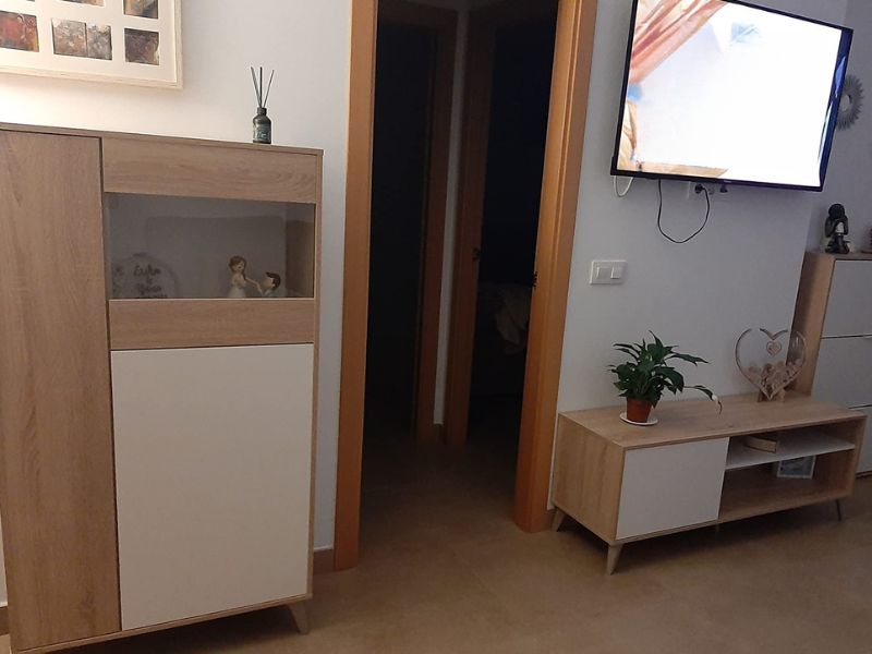 Foto de cliente de Vitrina Kikua Plus color roble y blanco salón 77x142 cm