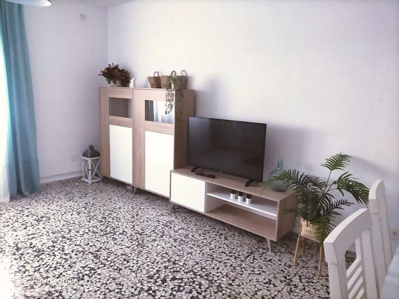 Foto de cliente de Vitrina Kikua Plus color roble y blanco salón 77x142 cm