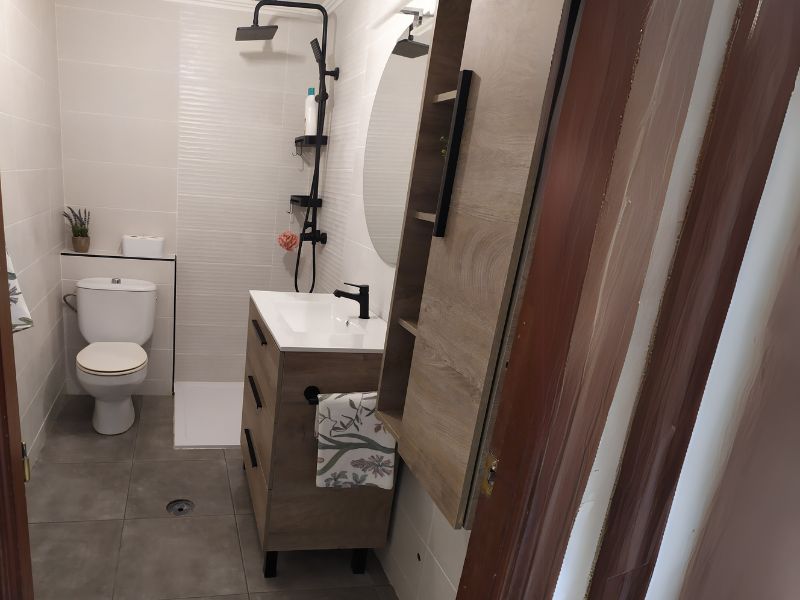 Foto de cliente de Columna de Baño 1P + Estantes Roble 51x135 cm