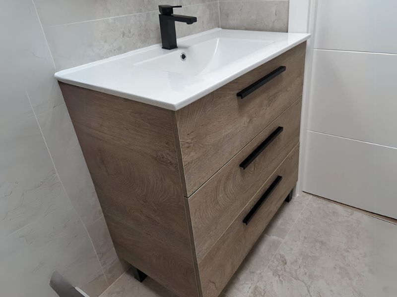 Foto de cliente de Mueble de Baño con Patas Athena y 3 Cajones 80 cm (Lavamanos Opcional)