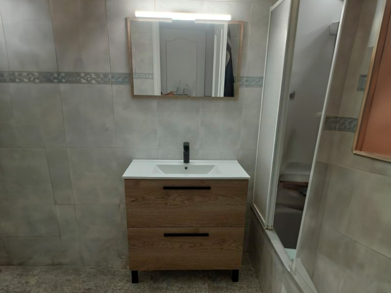 Foto de cliente de Mueble de Baño con Patas Athena y 3 Cajones 80 cm (Lavamanos Opcional)