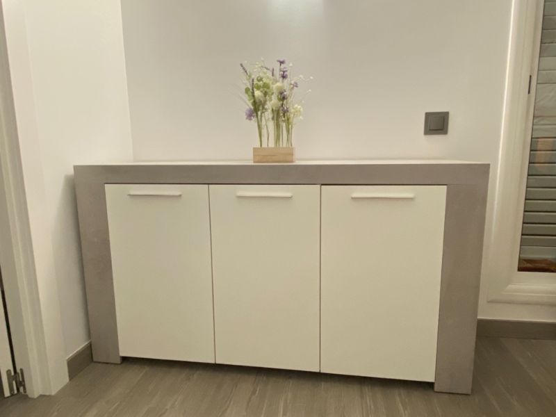 Foto de cliente de Aparador Salón Comedor Estilo Industrial Con 3 Puertas Color Gris Cemento Y Blanco 144 cm