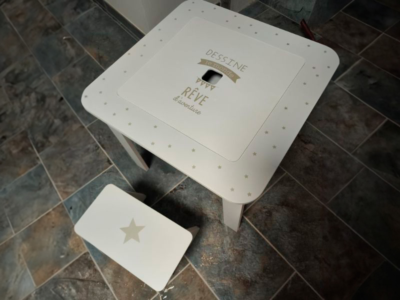 Foto de cliente de Mesa Infantil reversible con 2 taburetes color blanco mate