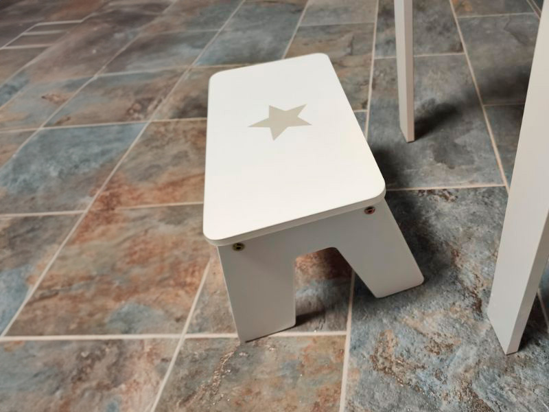 Foto de cliente de Mesa Infantil reversible con 2 taburetes color blanco mate