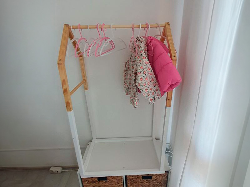Foto de cliente de Mueble Infantil Burro de Ropa Forma de Casa en Blanco y Roble Claro 60x100x37 cm