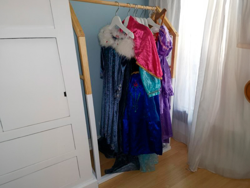 Foto de cliente de Mueble Infantil Burro de Ropa Forma de Casa en Blanco y Roble Claro 60x100x37 cm