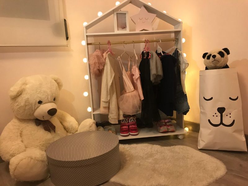 Foto de cliente de Mueble Infantil Burro De Ropa Casa Con Ruedas Color Blanco 81x120 cm