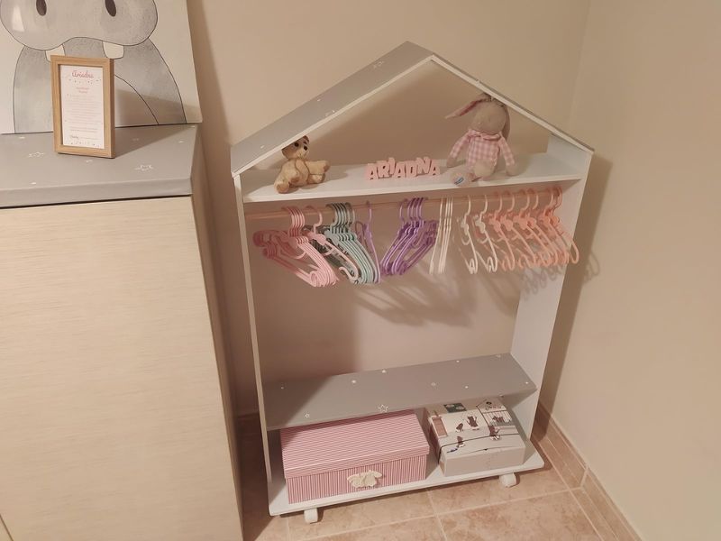 Foto de cliente de Mueble Infantil Burro De Ropa Casa Con Ruedas Color Blanco 81x120 cm