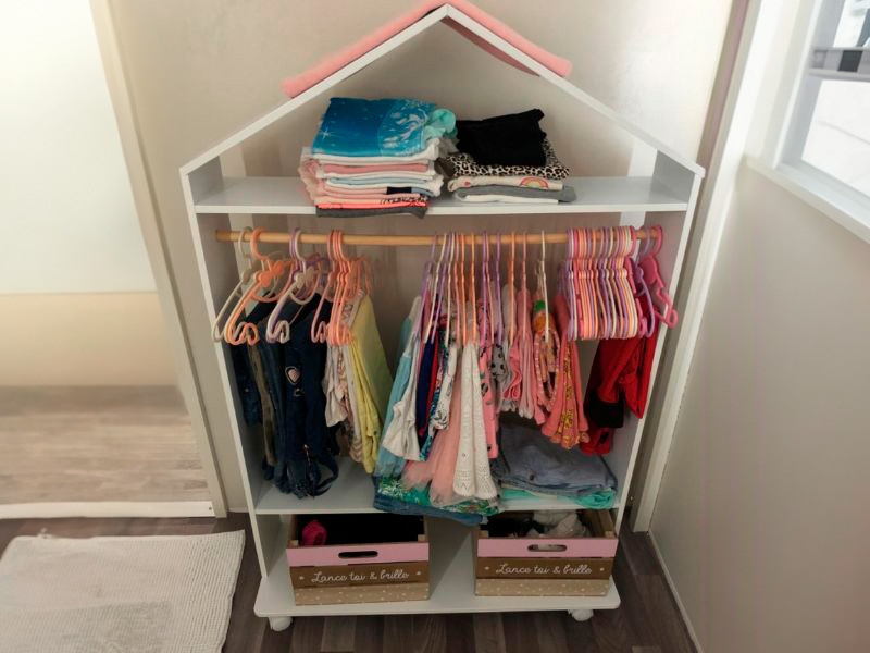 Foto de cliente de Mueble Infantil Burro De Ropa Casa Con Ruedas Color Blanco 81x120 cm