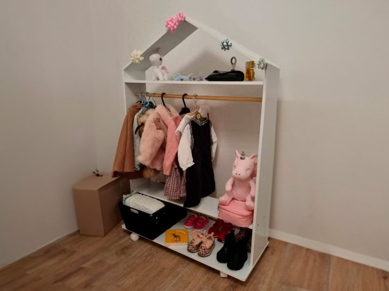 Foto de cliente de Mueble Infantil Burro De Ropa Casa Con Ruedas Color Blanco 81x120 cm