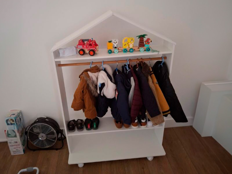 Foto de cliente de Mueble Infantil Burro De Ropa Casa Con Ruedas Color Blanco 81x120 cm