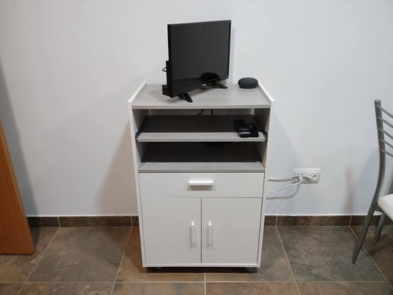 Foto de cliente de Mueble Auxiliar Microondas Con Ruedas Color Blanco 59x92x40 cm